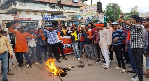  कर्नाटक बेलगावी में दिगंबर जैन मुनि का अपहरण कर निर्मम हत्या के विरोध में ग्रीन चौक दुर्ग में विश्व हिंदू परिषद बजरंग दल द्वारा किया गया पुतला दहन