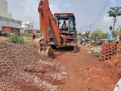  विधायक अरुण वोरा के सोशल नेटवर्किंग पर शिकायत का निगम ने किया तत्काल निराकरण,टीम ने मीनाक्षी नगर सड़क बाधित बिल्डिंग मटेरियल को जेसीबी से हटवाया