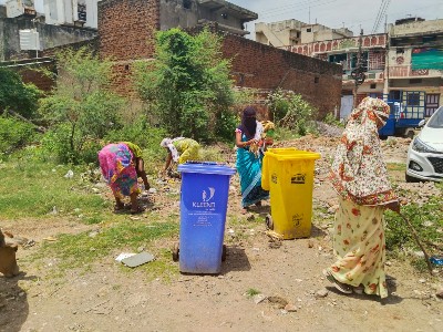  निगम द्वारा 15 अगस्त के पहले वार्डो के सड़क व चौक चौराहों में पड़े झिल्ली,पन्नी और कचरे को उठवाया,शहर को प्लास्टिक मुक्त बनाने में जुटे निगम स्वास्थ्य अमला