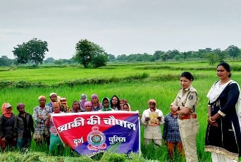  खाकी की चौपाल अब खेत खलिहानों में, महिला संबंधी कानून के लिए किया गया जागरूक