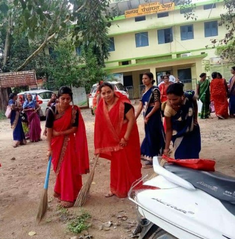  कृषि एवं पशु सखी के समूह के महिलाओं द्वारा पेंड्रा जनपद पंचायत परिसर में चलाया गया स्वच्छता अभियान