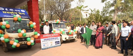  कलेक्टर ने कलेक्ट्रेट परिसर में ईवीएम प्रदर्शनी केंद्र का किया शुभारंभ, डेमोंसट्रेशन वाहन को हरी झंडी दिखाकर किया रवाना