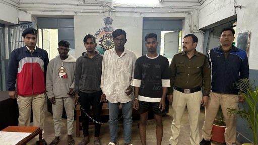  मामूली विवाद को लेकर हत्या करने वाले एक नाबालिक सहित 5 आरोपियों को छावनी पुलिस ने किया गिरफ्तार