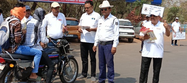  यातायात पुलिस की हेलमेट जागरूकता मुहिम में सामाजिक संस्था भी दे रहे है अपनी सहभागिता