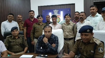  दुर्ग पुलिस ने 08 घंटे के भीतर अंधे कत्ल की गुत्थी सुलझाई, आरोपी के बैग मे मिला मृतक का मोबाईल एवं सीम