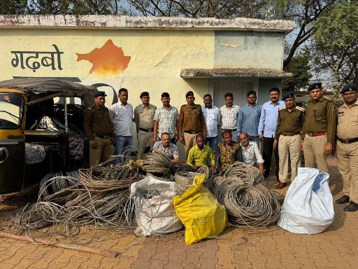  लगातार हो रही बिजली तार चोरी का खुलासा, विगत 2-3 वर्षों से बिजली तार की चोरी की घटनाओं को दे रहा था अंजाम, ऑटो चालक निकला घटना का मास्टर माइंड, 4 आरोपी गिरफ्तार