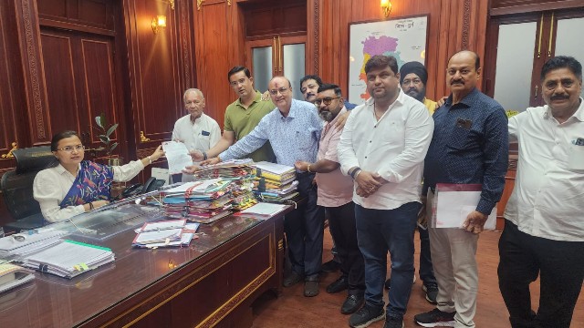  भिलाई-दुर्ग ट्रक एंड ट्रेलर एसोसिएशन द्वारा विभिन्न मांगों को लेकर अध्यक्ष इंद्रजीत सिंह(छोटू) के नेतृत्व में कलेक्टर को सौंपा ज्ञापन