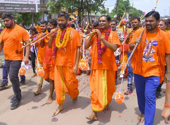  चरोदा से देवबलोदा तक गूंजते रहे भोले बाबा के जयकारे प्राचीन कुआं चरोदा से देवबलौदा तक कावड़ यात्रा निकली महापौर निर्मल कोसरे एवं पूर्व सीएम के पुत्र चैतन्य बघेल ने किया जलाभिषेक