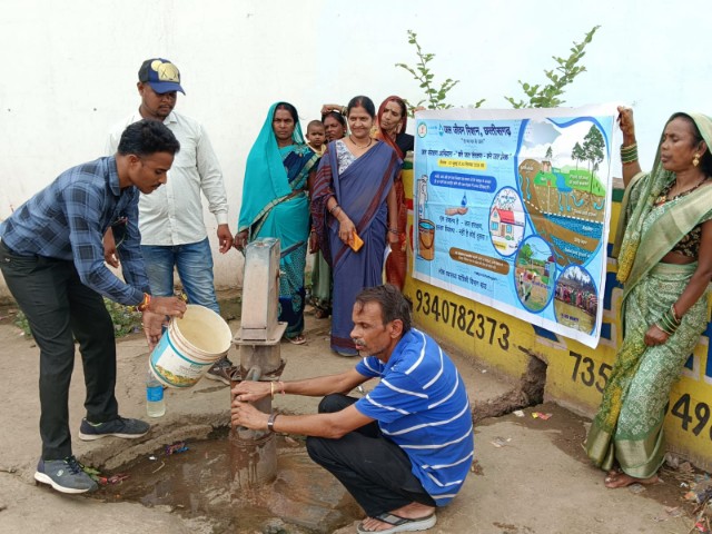  जलजनित बीमारियों की रोकथाम हेतु जिले के लगभग 215 ग्रामों में हैंडपंपों का किया गया क्लोरीनेशन