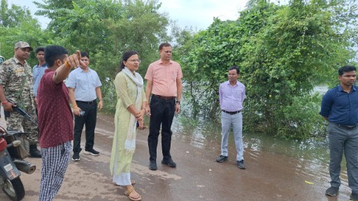  संभागायुक्त और कलेक्टर ने बाढ़ग्रस्त क्षेत्र का किया निरीक्षण, बाढ़ पीड़ितों से मुलाकात कर समस्याओं का समाधान करने का दिया आश्वासन