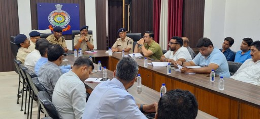  पुलिस के साथ ट्रांसपोर्टरों ने रखी अपनी बात, इस्पात प्रबंधन और सीआईएसएफ के बीच अक्सर विवाद की स्थिति बनी रहती है, ऐसी समस्याओं के निराकरण को लेकर पुलिस के द्वारा सभी संस्थाओं के साथ की बैठक