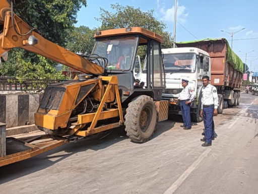  रोड में खडी भारी वाहन पर यातायात पुलिस दुर्ग द्वारा कराया गया अपराध दर्ज, वाहन मालिक व ड्रायवर दोनो के उपर BNS धारा 285 के तहत की गई कार्यवाही