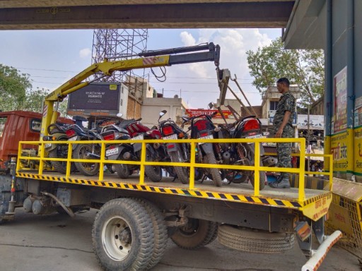  कुम्हारी, डबरापारा, पावर हाउस, सुपेला ओवर ब्रिज के नीचे, नेशनल हाइवे, नेहरू नगर, इंदिरा मार्केट, सिविक सेंटर में नो पार्किग में खडी वाहनो पर की जा रही लगातार कार्यवाही