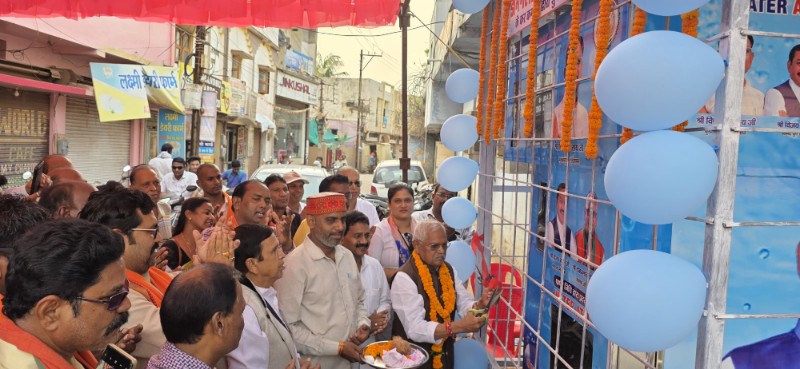  पार्षद के प्रयास से भीषण गर्मी में पानी की समस्या को देखते हुए निःशुल्क वॉटर कूलर का शुभारंभ 