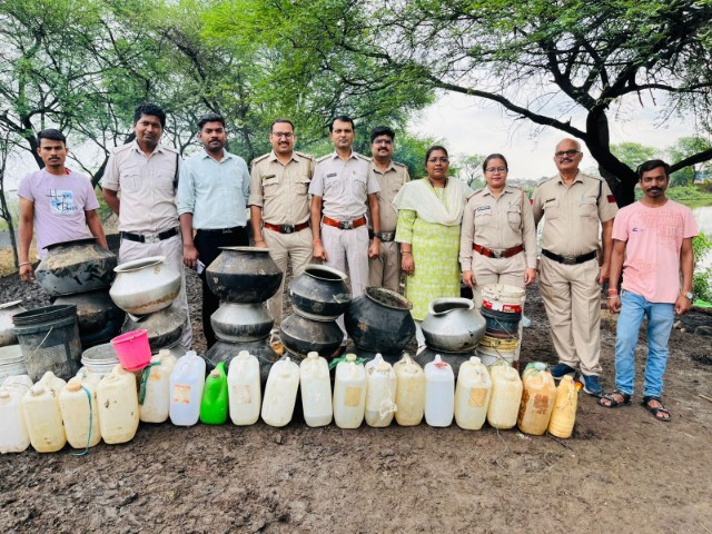  अवैध मदिरा के निर्माण, विक्रय एवं धारण पर आबकारी विभाग की कार्यवाही, बड़ी मात्रा में जप्त की महुआ शराब एवं लाहन