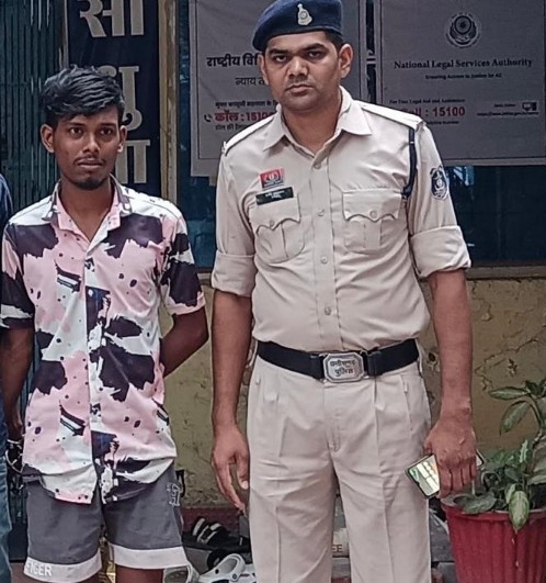  सोशल मिडिया पर तलवार, चाकू लेकर पोस्ट करने वालों के विरूद्ध दुर्ग पुलिस की कार्यवाही