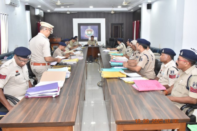 वरिष्ठ पुलिस अधीक्षक व्दारा दुर्ग अनुविभाग के थानों की ली गयी समीक्षा बैठक