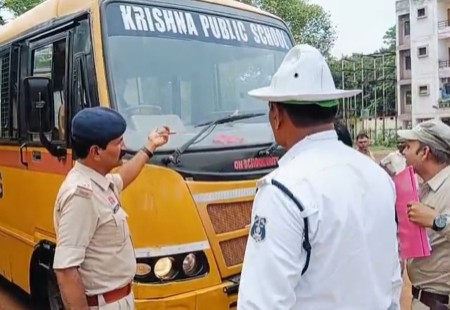 स्कूली छात्र/छात्राओ के सुरक्षित परिवहन को ध्यान में रखते हुए सुप्रीम कोर्ट की गाईड लाईन के अनुसार स्कूल बसों की जांच शिविर का आयोजन आज दिनांक को किया गया