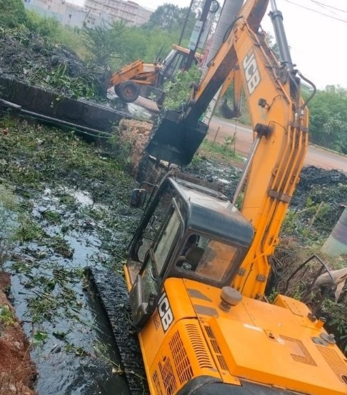 आयुक्त ने अवैध निर्माण एवं जलभराव क्षेत्र का किया निरीक्षण