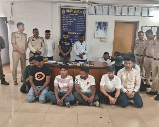 जुआ खेल रहे 18 गिरफ्तार, जुआड़ि़यों से ₹10.82 लाख नगदी रकम, 52 पत्ती ताश एवं 20 मोबाईल अंजोरा पुलिस ने किया जप्त